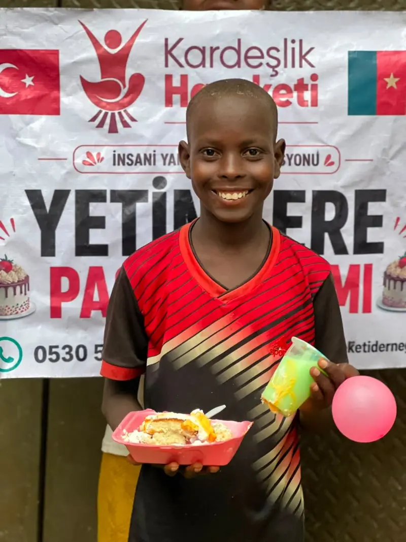 Yetimlere pasta ikramı, Kamerun