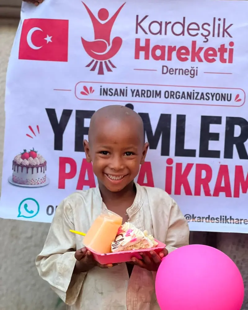Yetimlere pasta ikramında bir çocuk
